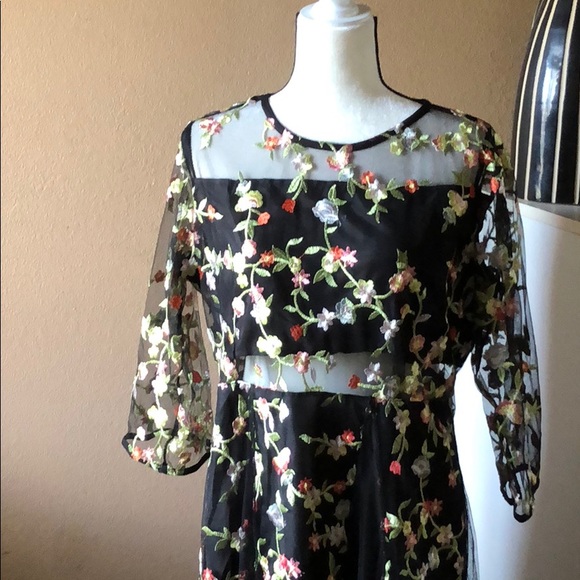 🌸HP🌸Embroidered Floral Gown - Picture 2 of 6